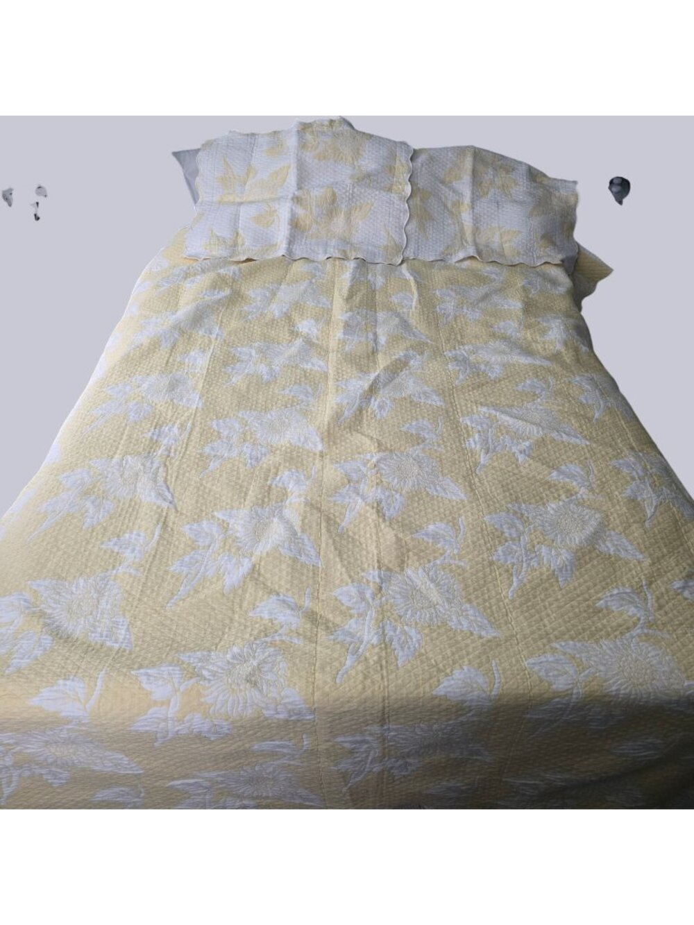 Yellow & White Floral Patterned Cotton Blend Full/Queen Quilt & Pillow Sham Set